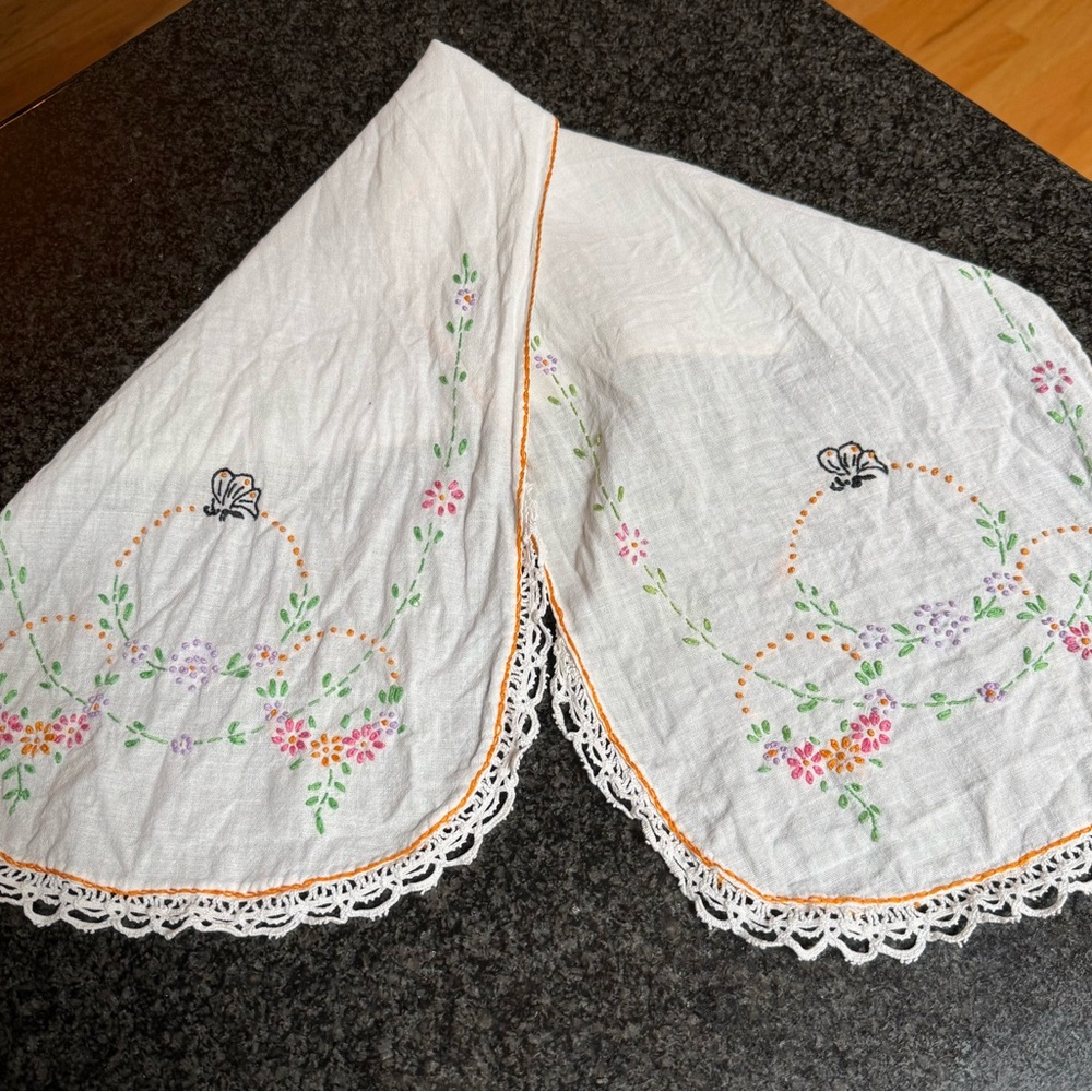 Vintage Linen Embroidered Floral Table Runner or dresser Scarf with Lace Trim - Picture 13 of 13